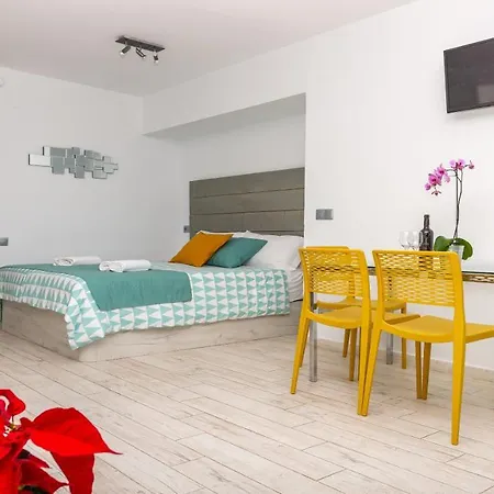 Apartment Beachfront With Sea Views Aloha Playa *